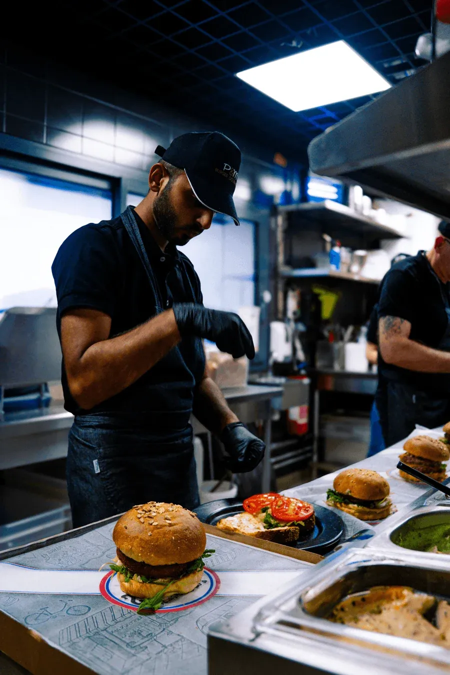 Préparation des burgers dans la cuisine de Papille&Mamille